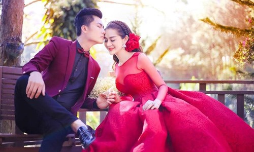 Lộ clip thử váy cưới siêu lung linh của Lâm Khánh Chi đốn tim fan